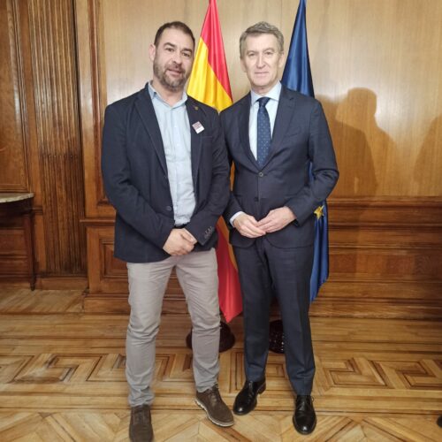 Representantes de JUCIL reunidos con el líder de la oposición para tratar el futuro de la Guardia Civil en Cataluña.