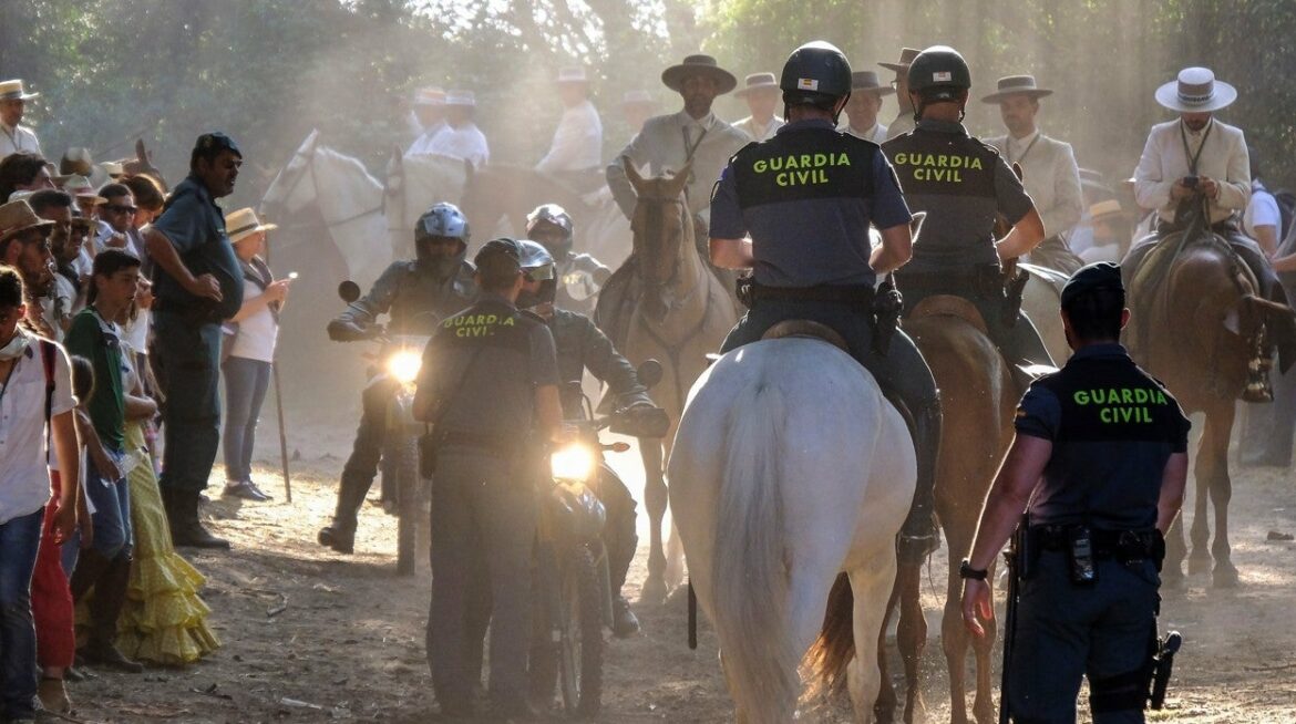 Agentes de la Guardia Civil durante una romería mientras otras zonas quedan desprotegidas frente al narcotráfico