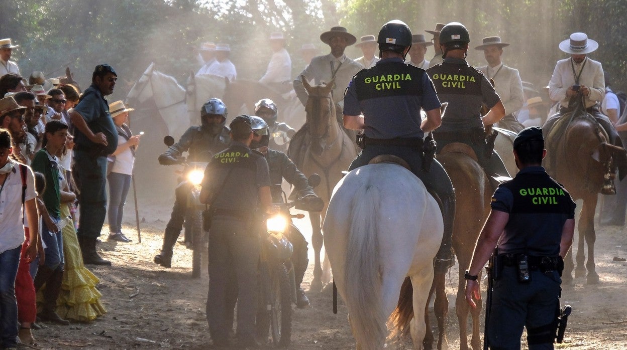 Agentes de la Guardia Civil durante una romería mientras otras zonas quedan desprotegidas frente al narcotráfico