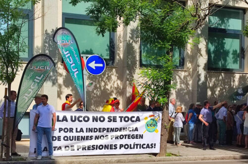  Representantes de JUCIL abandonan el pleno del Consejo de la Guardia Civil en señal de protesta por la falta de apoyo institucional.