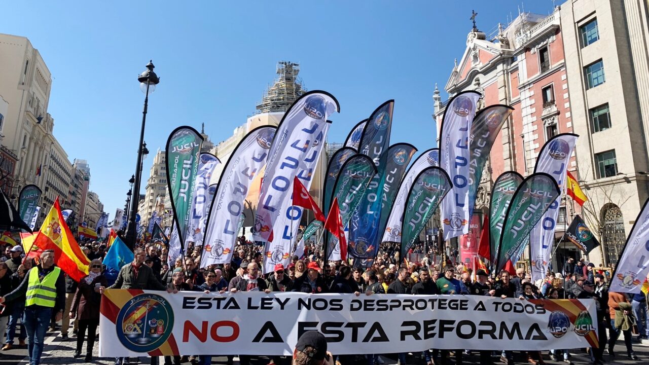 Miembros de JUCIL junto a jueces y fiscales concentrados frente al Tribunal Supremo en defensa de la independencia judicial y contra la reforma de la Ley de Enjuiciamiento Criminal