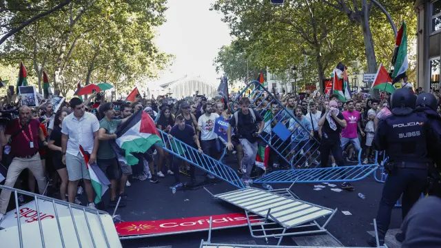 Agentes de la Policía Nacional protegiendo La Vuelta Ciclista a España durante las protestas que interrumpieron la competición.