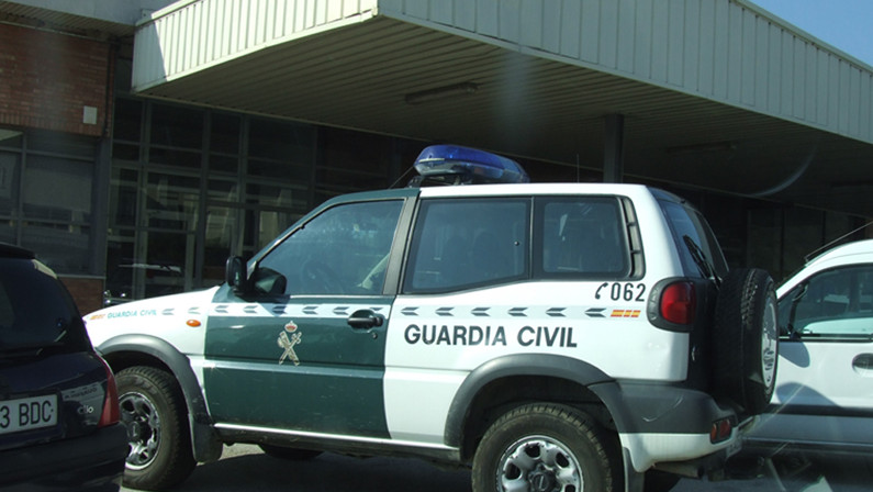 Vehículo todoterreno de la Guardia Civil aparcado frente a un edificio del puesto fronterizo de La Jonquera, visto de cerca.